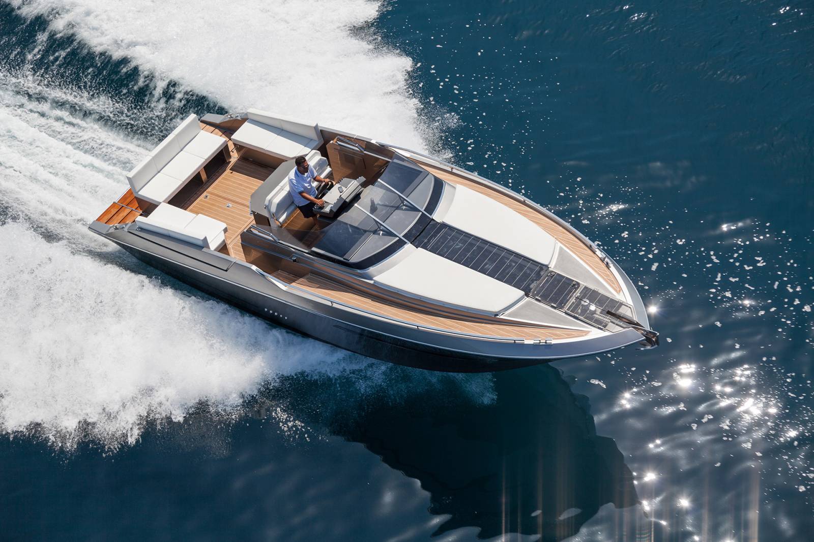 Location bateau à moteur avec permis à Port Camargue : Naviguez en Toute Liberté