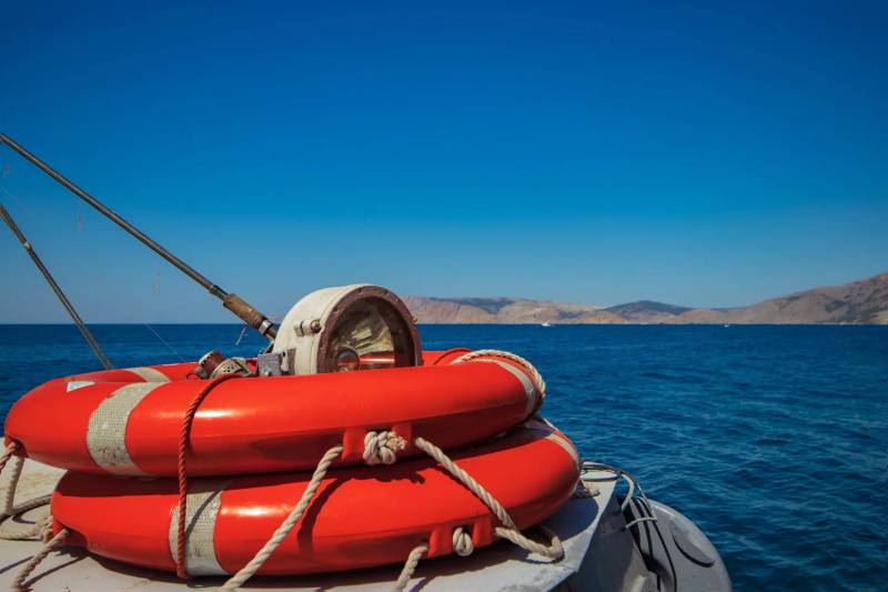 Quels sont les équipements de sécurité fournis sur le bateau ?