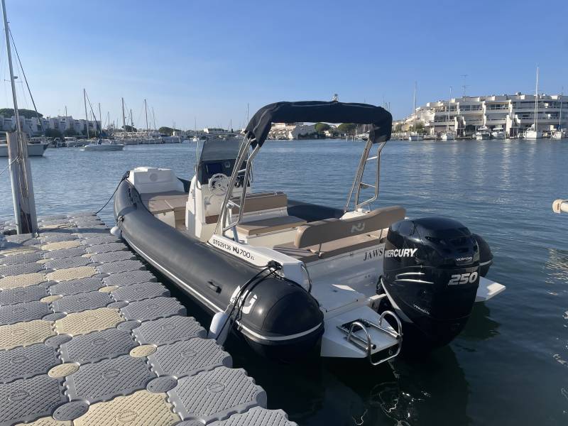 bateau avec moteur mercury au grau du roi pour la location en famille ou entre amis