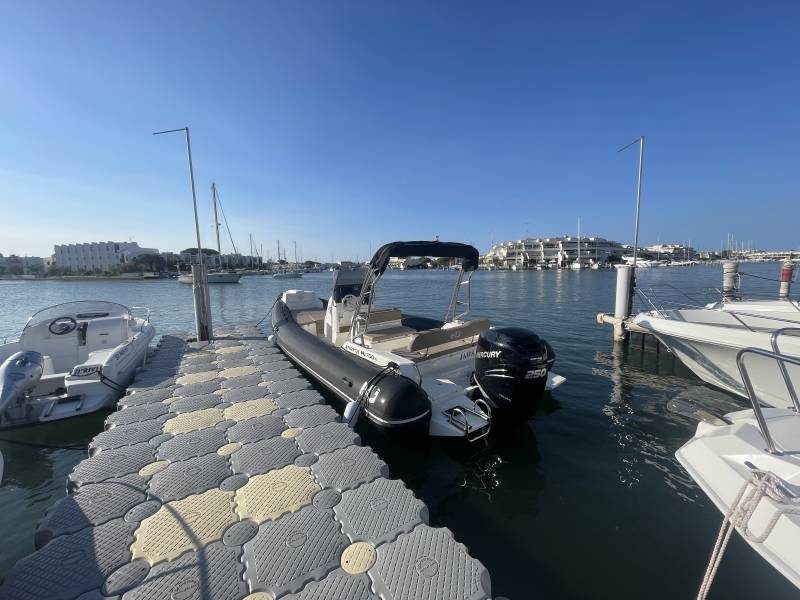 Location d'un bateau semi rigide pour anniversaire autour de nîmes