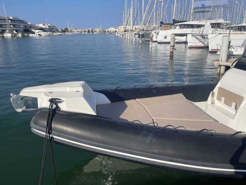 Bateau semi rigide avec bain de soleil à l'avant en location
