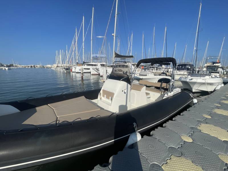 Louer un bateau avec permis semi rigide pour groupe autour de montpellier