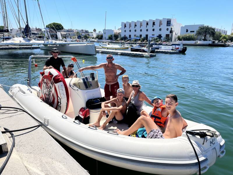 famille faisant une activité en mer proche de montpellier pendant l'été à la mer