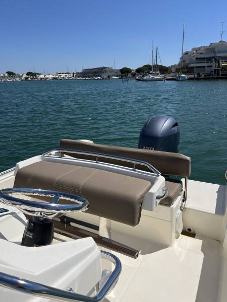 location white shark 210 CC