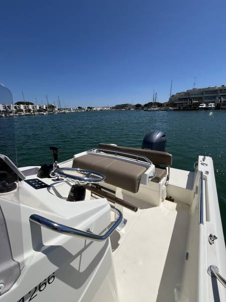 location white shark 210 CC