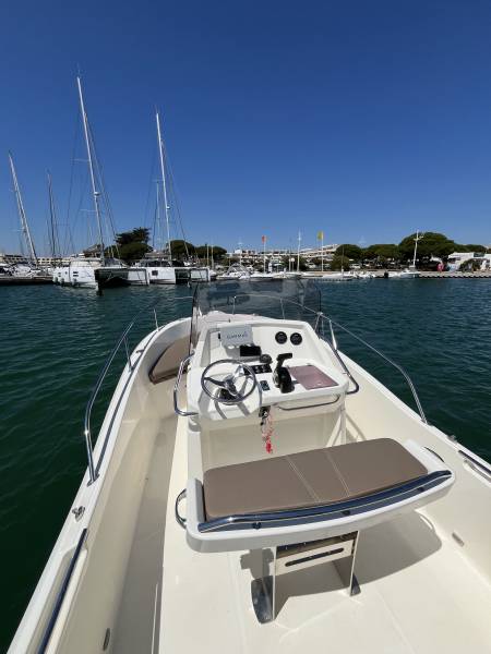 location white shark 210 CC