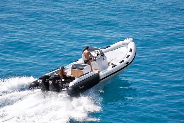 Location d'un Ranieri Cayman 28 bateau semi rigide bi moteur pour la vitesse et la puissance